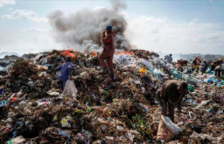 Montañas de basura de ropa usada terminan en África contaminando los y...