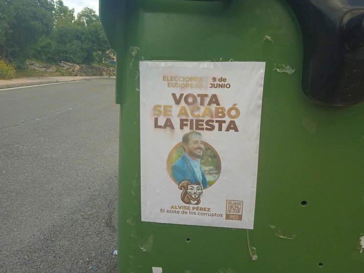 Cartel electoral de la formación de ultraderecha ‘Se Acabó la Fiesta SALF’ en un contenedor de basura