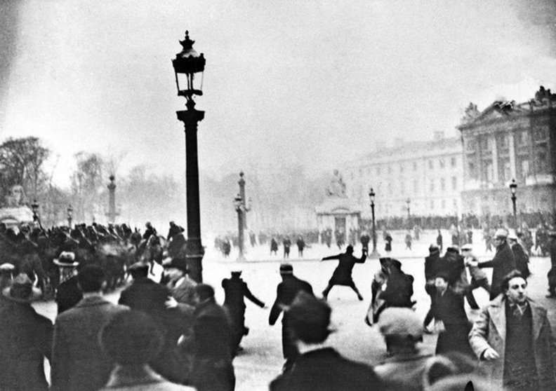 Manifestantes en la Plaza de la Concordia la mañana del 7 de febrero de 1934
