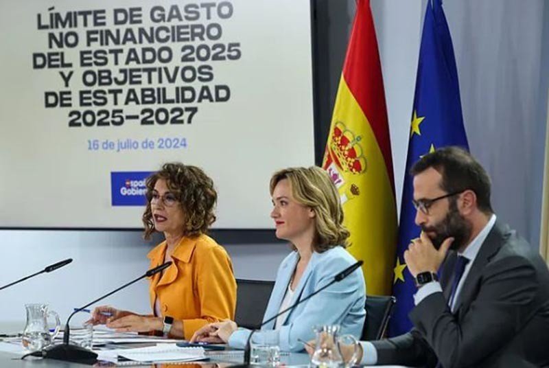 María Jesús Montero (vicepresidenta primera y ministra de Hacienda), Pilar Alegría (portavoz del Gobierno) y Carlos Cuerpo (ministro de Economía)