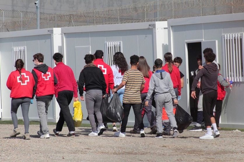 Un grupo de menores extranjeros, acompañados por voluntarios de la Cruz Roja, llegan a un albergue en Ceuta