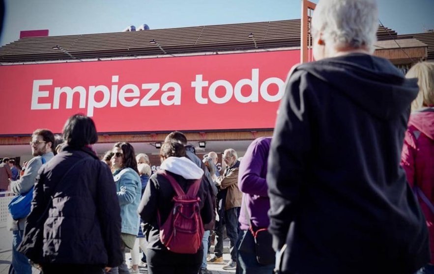 Alrededores del polideportivo Magariños (Madrid), en la presentación de Sumar (Abril 2023)