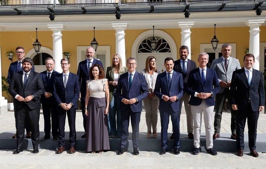 Núñez Feijóo posa con los presidentes autonómicos de su partido, el pasado 6 de septiembre