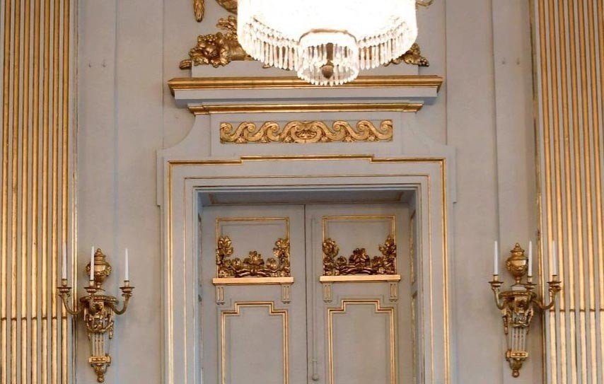 Puerta del salón de la Academia Sueca en el Edificio de la Bolsa (Börshuset)