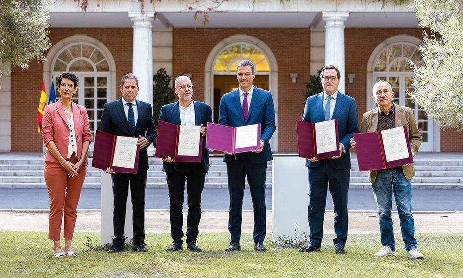 Firma en Moncloa del acuerdo de pensiones, con Pedro Sánchez, Elma Saiz, ministra de Inclusión, Seguridad Social y Migraciones; los secretarios de CCOO y UGT, Unai Sordo y Pepe Álvarez y los presidentes de la CEOE y Cepyme, Antonio Garamendi y Gerardo Cuerva