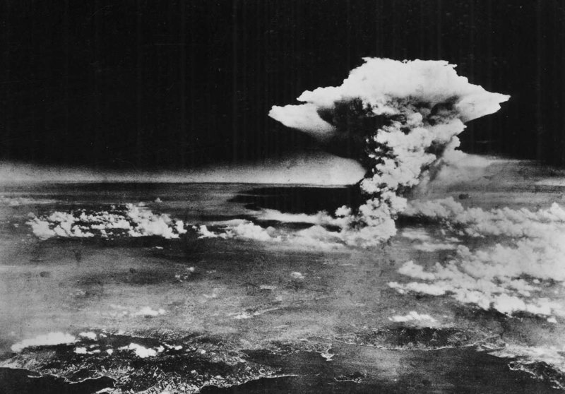 Con el lanzamiento sobre la población civil de las bombas atómicas de Hiroshima y Nagasaki, el mundo bélico cambió para siempre