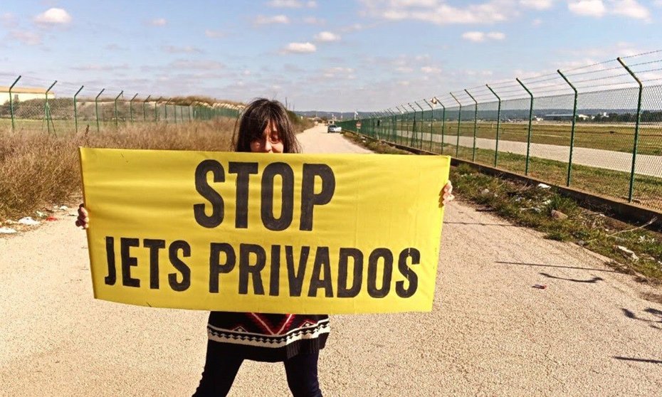 15/3/2023. Palma de Mallorca, Islas Baleares, España.Activistas de Greenpeace, Extinction Rebellion, Fridays for Future y Amigos de la Tierra protestaron ayer en el aeropuerto de Palma para exigir la prohibición de los jets privados.Coincidiendo con el desfile de carnaval el próximo domingo 19 de febrero en Palma de Mallorca, un grupo de activistas denunciará los jets privados a través de una parodia para la que usarán un avión gigante de cartón.El aeropuerto de Palma registró 19.618 movimientos de jets privados en 2022, primer aeropuerto español en este ranking.Grupos ecologistas están denunciando esta semana en Mallorca el impacto en el clima y en el entorno de los vuelos privados. Activistas de Greenpeace, Extinction Rebellion, Fridays for Future y Amigos de la Tierra participaron ayer en una protesta en el aeropuerto de Palma de Mallorca para exigir la prohibición de los jets privados y, con motivo del desfile de carnaval, harán lo mismo el próximo domingo 19 de febrero a las 17h mediante una performance en tono paródico en la Plaza de España de la capital balear para la que usarán un avión gigante de cartón. ©Greenpeace