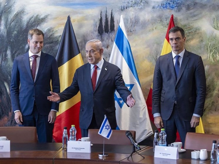 El presidente del Gobierno, Pedro Sánchez, el primer ministro israelí, Benjamin Netanyahu y el primer ministro belga, Alexander De Croo