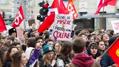 BOR101. BURDEOS (FRANCIA), 09/03/2016.- Varias personas protestan contra la reforma laboral gubernamental en Burdeos, Francia, el 9 de marzo del 2016. EFE/Caroline Blumberg
