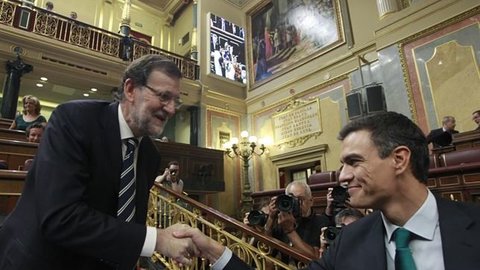 Mariano-Rajoy-saluda-a-Pedro-Sanchez-esta-manana-en-el-Congreso-