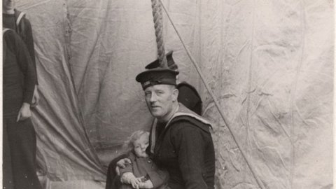 Guardamarina británico con niño