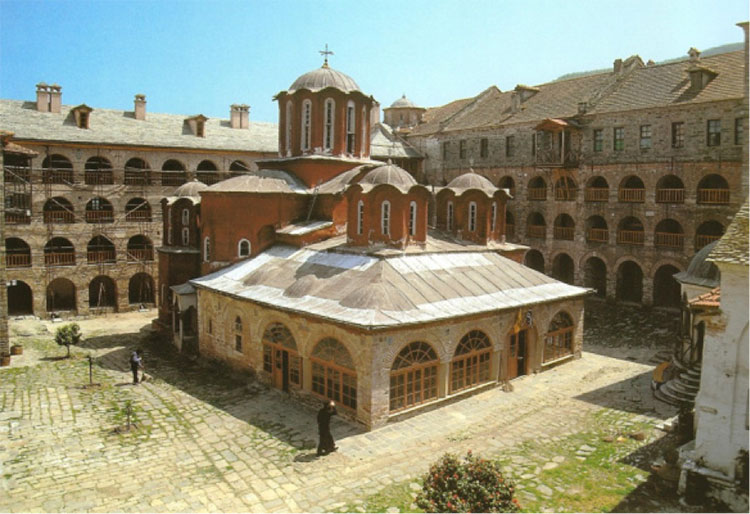 Cinco Grandes Pilas Redondas De Madera En El Monasterio Ortodoxo