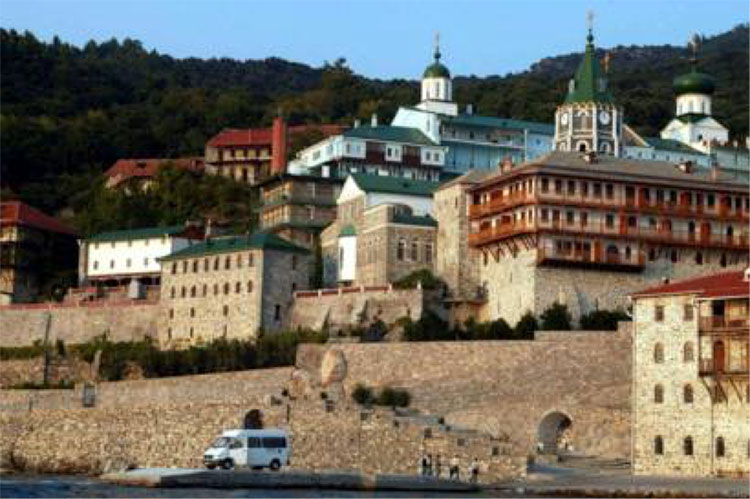 Cinco Grandes Pilas Redondas De Madera En El Monasterio Ortodoxo