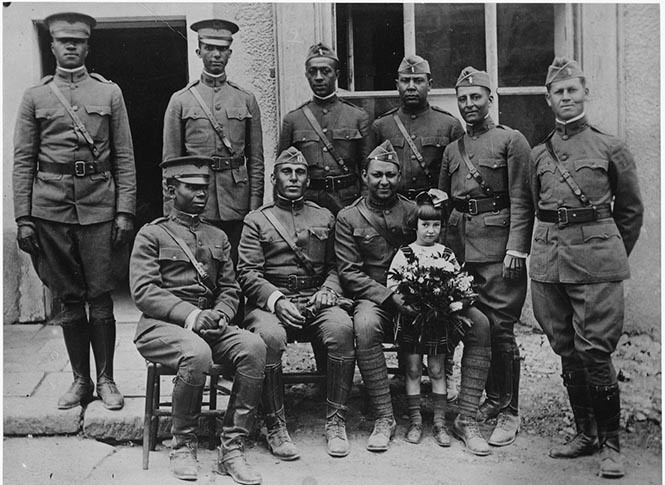 Oficiales de la 92º División posando en el Frente Occidental, presumiblemente en 1918. Fuente Wikipedia Commons
